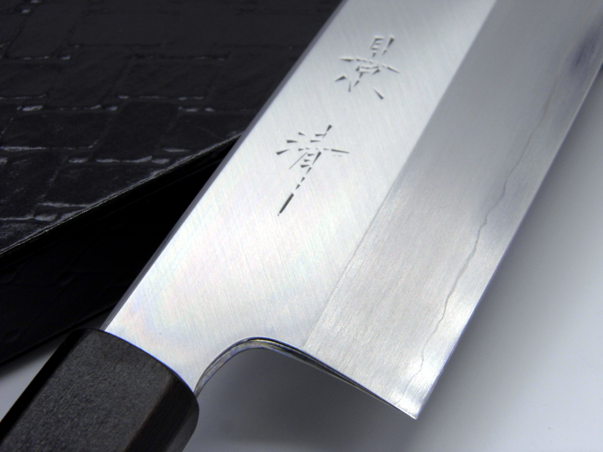 coltello da cucina giapponese gyuto in acciaio gingami#3 in legno laccato nero particolare del tacco