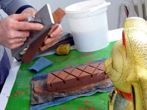 le pietre da affilatura vanno ripristinate quando perdono la loro planarità strofinandole con una piastra da rettifica preventivamente bagnata o con un piano di acciaio diamantato