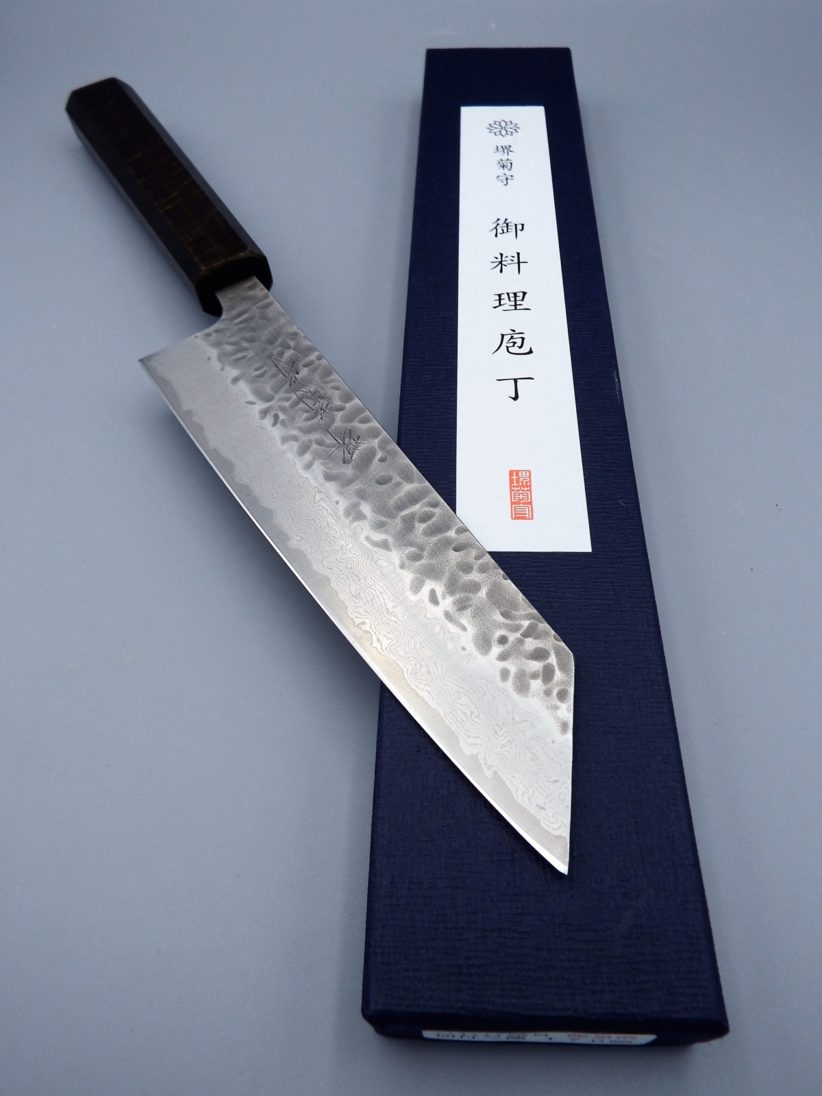 Sakai Kikumori Wa Santoku kiritsuke 67 layers Tsuchime-Damascus 170 mm