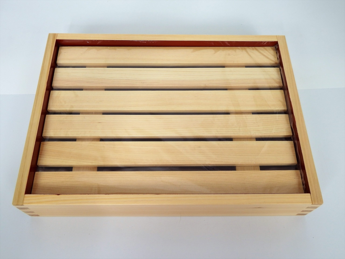 Lunch box in legno di abete con griglia interna removibile