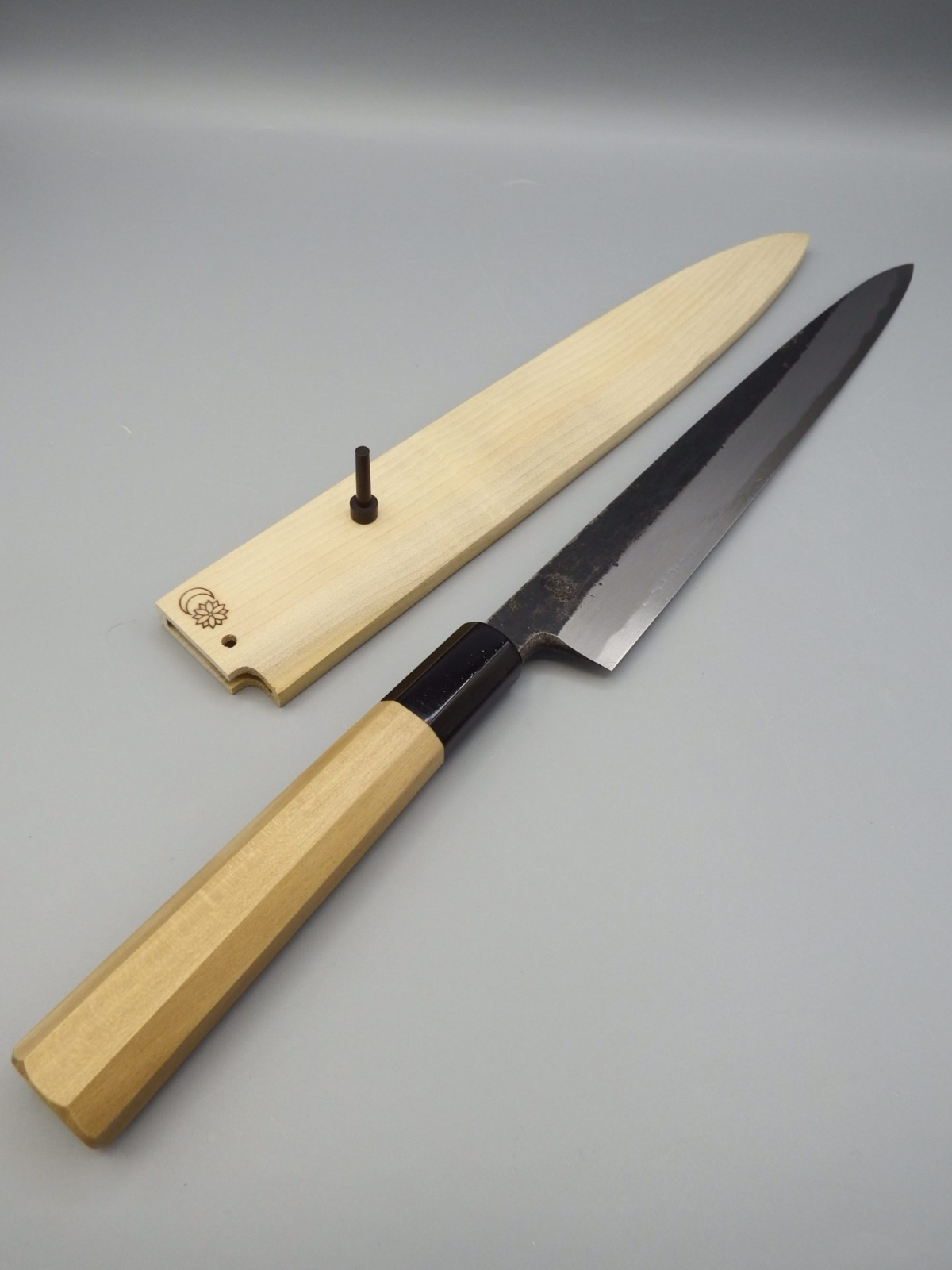 Sakai Kikumori Yanagiba Kikuzuki kurouchi 270 mm con fodero