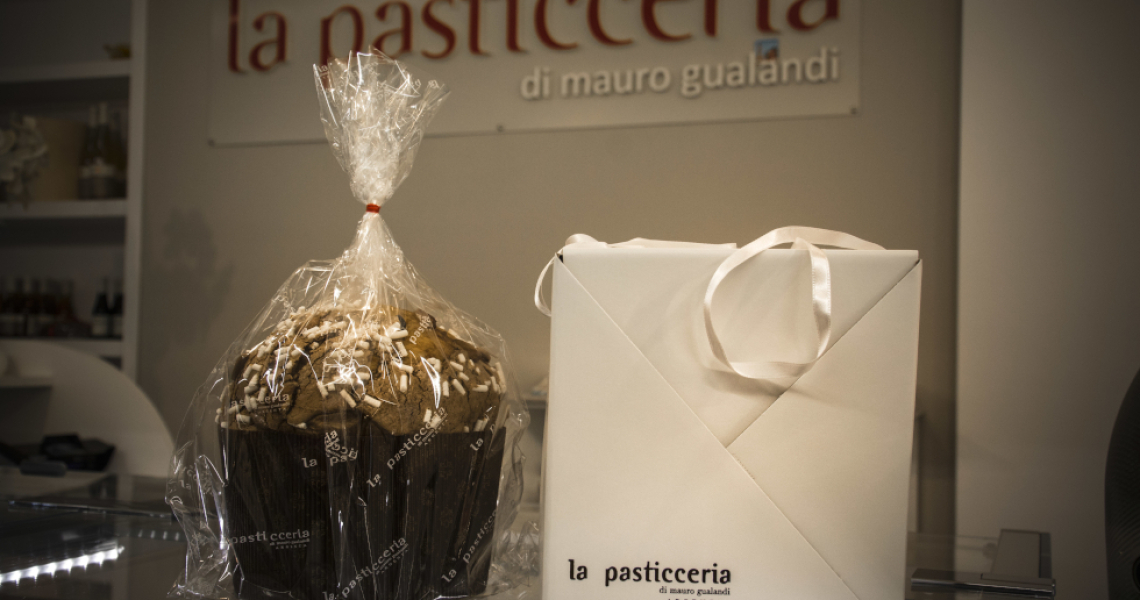 Il panettone della pasticceria di Mauro Gualandi Argenta (Ferrara) dolce con scatola